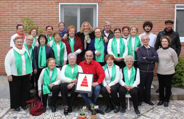 Flor Almón y Gregorio Morales visitan las residencias de San Luis, Nueva Vida y Costa Nevada junto al Coro del Centro de Día de la plaza de España